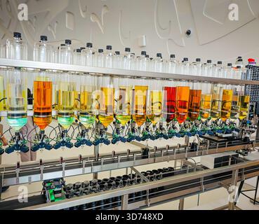 Parfümproduktion. Verschiedene Düfte in Flaschen. Roboterparfüm-Produktionslinie mit automatisierter Duftspende Stockfoto