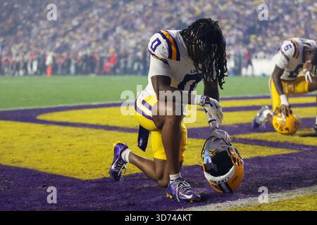 Baton Rouge, LA, USA. November 2025. LSU-Empfänger Zavion Thomas (0) betet in der Endzone vor dem NCAA-Football-Spiel zwischen den Western Kentucky Hilltoppers und den LSU Tigers im Tiger Stadium in Baton Rouge, LA. Jonathan Mailhes/CSM/Alamy Live News Stockfoto