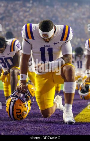 22. November 2025: LSU Quarterback Michael Van Buren Jr. (11) betet in der Endzone vor der NCAA-Football-Action zwischen den Western Kentucky Hilltoppers und den LSU Tigers im Tiger Stadium in Baton Rouge, LA. Jonathan Mailhes/CSM Stockfoto