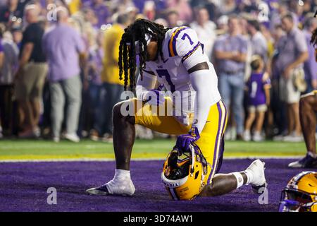Baton Rouge, LA, USA. November 2025. LSU Linebacker Harold Perkins (7) betet in der Endzone vor dem NCAA-Football-Spiel zwischen den Western Kentucky Hilltoppers und den LSU Tigers im Tiger Stadium in Baton Rouge, LA. Jonathan Mailhes/CSM/Alamy Live News Stockfoto