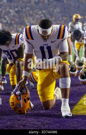 22. November 2025: LSU Quarterback Michael Van Buren Jr. (11) betet in der Endzone vor der NCAA-Football-Action zwischen den Western Kentucky Hilltoppers und den LSU Tigers im Tiger Stadium in Baton Rouge, LA. Jonathan Mailhes/CSM Stockfoto