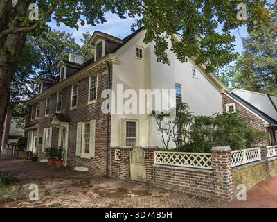 Blick auf das historische Parke-Ridgely House, ein Backsteingebäude mit weißer Fassade, auf einer gepflasterten Straße in Dover, Delaware. Stockfoto