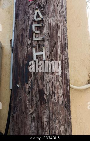 Heraklion, Kreta, Griechenland, 2. Februar 2020: Großer alter hölzerner Strommast. Auf denen die Initialen in Griechisch- Δ.Ε.η. -(öffentliche Elektrizitätsgesellschaft) stehen Stockfoto