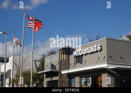 USA Maryland MD McDonalds Fast-Food-Restaurant in Rockville mit neuem Design Drive-Thru-Essen und -Getränke Stockfoto