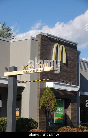 USA Maryland MD McDonalds Fast-Food-Restaurant in Rockville mit neuem Design Drive-Thru-Essen und -Getränke Stockfoto