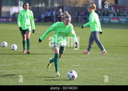 Svenja Huth (10, Wolfsburg) während des Aufwärmens. Fußball, Google Pixel Frauen-Bundesliga, Saison 2025/2026, Spieltag 11: RB Leipzig gegen Wolfsburg am 23.11.2025, Trainingszentrum Cottaweg, Leipzig. DIE DFB-VORSCHRIFTEN VERBIETEN DIE VERWENDUNG VON FOTOS Stockfoto