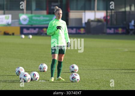 Svenja Huth (10, Wolfsburg) während des Aufwärmens. Fußball, Google Pixel Frauen-Bundesliga, Saison 2025/2026, Spieltag 11: RB Leipzig gegen Wolfsburg am 23. November 2025, Trainingszentrum Cottaweg, Leipzig. DIE DFB-VORSCHRIFTEN VERBIETEN DIE VERWENDUNG VON PHOT Stockfoto