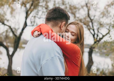 Zwei Personen schätzen eine ruhige Umgebung im Freien, umgeben von saisonalem Laub und fließenden Bächen Stockfoto