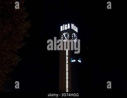 Der Uhrenturm über dem Hauptbahnhof in Riga, Lettland Stockfoto