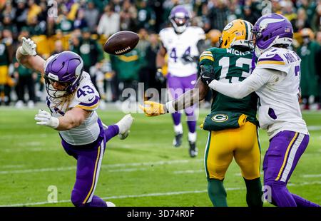Green Bay, Usa. November 2025. Minnesota Vikings Linebacker Andrew Van Ginkel (L) und Minnesota Vikings Cornerback Byron Murphy Jr. (R) brechen am Montag, den 23. November 2025, einen Pass für die Green Bay Packers Wicks (C) auf. Die Packers besiegten die Wikings mit 23:6. Foto: Tannen Maury/UPI Credit: UPI/Alamy Live News Stockfoto