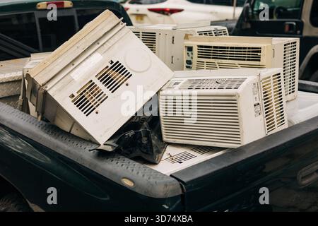 Mehrere entsorgte Klimaanlagen werden in einem Lkw-Bett gestapelt und können an einem klaren Tag recycelt werden. Stockfoto