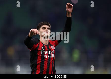 Mailand, Italien. November 2025. Davide Bartesaghi vom AC Milan feiert am 23 . November 2025 im Stadio Giuseppe Meazza in Mailand Italien am Ende der Serie A zwischen dem FC Internazionale und dem AC Milan . Quelle: Marco Canoniero/Alamy Live News Stockfoto