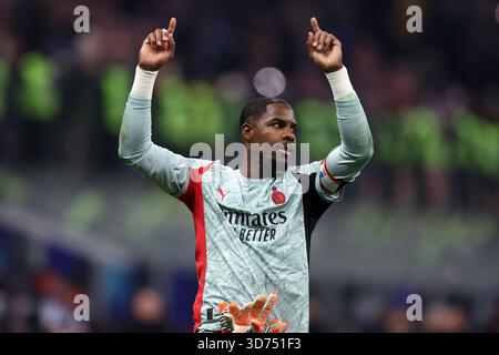 Mailand, Italien. November 2025. Mike Maignan vom AC Mailand feiert am 23 . November 2025 im Stadio Giuseppe Meazza das Spiel der Serie A zwischen dem FC Internazionale und dem AC Mailand . Quelle: Marco Canoniero/Alamy Live News Stockfoto