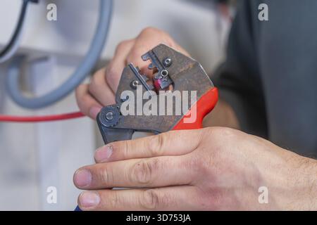 Handzange zur Verarbeitung von Kabeln und Industrieumgebungen Stockfoto