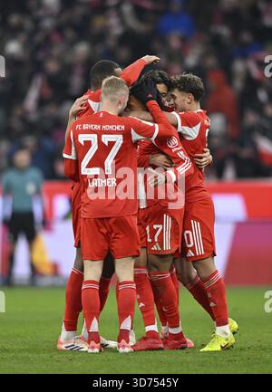 Torjubel Konrad Laimer FC Bayern München FCB (27) Jonathan Tah FC Bayern München FCB (04) Michael Olise FC Bayern München FCB (17) Tom Bischof FC Baye Stockfoto