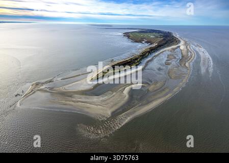 Luftaufnahme, allgemeine Ansicht der ostfriesischen Insel Wangerooge, Sandstrand und Ostinnengroden Grasland am östlichen Ende, Fernsicht und blauer Himmel Stockfoto