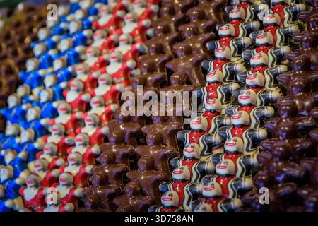 Ausstellung von festlich dekorierten bunten handwerklichen Schokoladenfiguren in Form eines Lebkuchenmannes, auf dem Straßburger Weihnachtsmarkt in Frankreich Stockfoto
