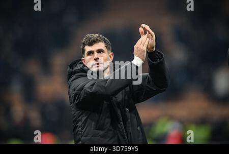 Christian Pulisic vom AC Milan feiert den Sieg während des Spiels der Serie A zwischen dem FC Internazionale und dem AC Milan im Giuseppe Meazza Stadium am 23. November 2025 in Mailand. (Foto: Chris Ricco) Stockfoto