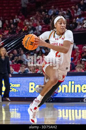 College Park, USA. November 2025. COLLEGE PARK, MD – 23. NOVEMBER: Kaylene Smikle (2) stürzt sich während eines Basketballspiels zwischen den Maryland Terrapins und den George Mason Patriots am 23. November 2025 im Xfinity Center in College Park, Maryland. (Foto: Tony Quinn/SipaUSA) Credit: SIPA USA/Alamy Live News Stockfoto