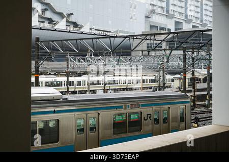 Blick auf die umliegenden Zugwagen und Bahnlinien vor dem JR Shin-Osaka Shinkansen Hochgeschwindigkeitsbahnhof in Osaka, Japan Stockfoto