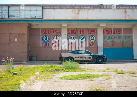 Wachwagen vor der verlassenen Route 66 Bingo im Franklin Plaza Einkaufszentrum auf Juan Tabo und Central entlang der Route 66 in ABQ, NM, USA Stockfoto