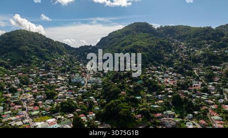 Eine dicht besiedelte Wohngegend umgeben von grünen Bergen und Tälern. Victoria. Seychellen, Mahe. Stockfoto