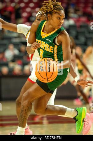 College Park, USA. November 2025. COLLEGE PARK, MD-23. NOVEMBER: Kennedy Harris (3), der Wachmann der George Mason Patriots, dribbelt am 23. November 2025 im Xfinity Center in College Park, Maryland, nach vorne. (Foto: Tony Quinn/SipaUSA) Credit: SIPA USA/Alamy Live News Stockfoto