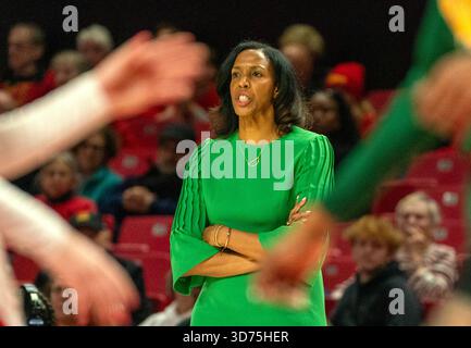 College Park, USA. November 2025. COLLEGE PARK, MD-23. NOVEMBER: Patriots-Cheftrainer Vanessa Blair-Lewis am 23. November 2025 im Xfinity Center in College Park, Maryland. (Foto: Tony Quinn/SipaUSA) Credit: SIPA USA/Alamy Live News Stockfoto
