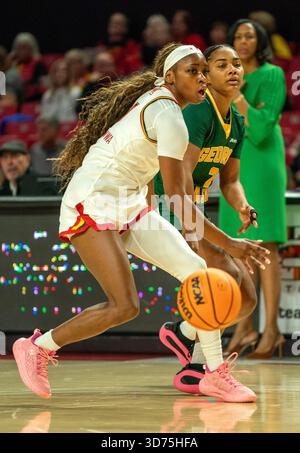 College Park, USA. November 2025. COLLEGE PARK, MD, 23. NOVEMBER: Maryland Terrapins schützen Oluchi Okananwa (7) bei einem Basketballspiel zwischen den Maryland Terrapins und den George Mason Patriots am 23. November 2025 im Xfinity Center in College Park, Maryland. (Foto: Tony Quinn/SipaUSA) Credit: SIPA USA/Alamy Live News Stockfoto