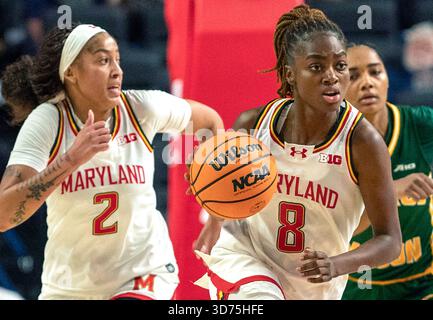 College Park, USA. November 2025. COLLEGE PARK, MD – 23. NOVEMBER: Die Maryland Terrapins schützen Kyndal Walker (8) beim Angriff während eines Basketballspiels zwischen den Maryland Terrapins und den George Mason Patriots am 23. November 2025 im Xfinity Center in College Park, Maryland. (Foto: Tony Quinn/SipaUSA) Credit: SIPA USA/Alamy Live News Stockfoto