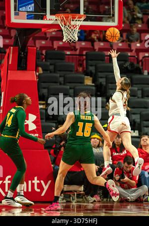 College Park, USA. November 2025. COLLEGE PARK, MD – 23. NOVEMBER: Addi Mack (3), der Wachmann der Maryland Terrapins, wirft einen Schuss während eines Basketballspiels zwischen den Maryland Terrapins und den George Mason Patriots am 23. November 2025 im Xfinity Center in College Park, Maryland. (Foto: Tony Quinn/SipaUSA) Credit: SIPA USA/Alamy Live News Stockfoto