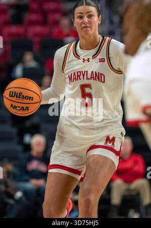 College Park, USA. November 2025. COLLEGE PARK, MD, 23. NOVEMBER: Maryland Terrapins schützen Saylor Poffenbarger (6) beim Angriff während eines Basketballspiels zwischen den Maryland Terrapins und den George Mason Patriots am 23. November 2025 im Xfinity Center in College Park, Maryland. (Foto: Tony Quinn/SipaUSA) Credit: SIPA USA/Alamy Live News Stockfoto