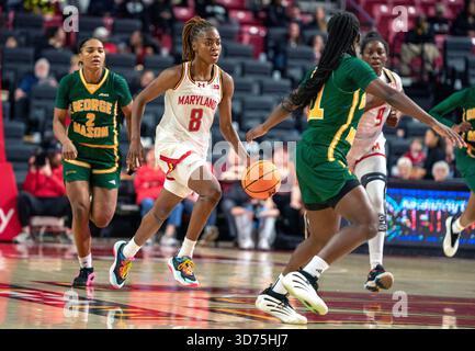 College Park, USA. November 2025. COLLEGE PARK, MD – 23. NOVEMBER: Kyndal Walker (8) dribbelt während eines Basketballspiels zwischen den Maryland Terrapins und den George Mason Patriots am 23. November 2025 im Xfinity Center in College Park, Maryland. (Foto: Tony Quinn/SipaUSA) Credit: SIPA USA/Alamy Live News Stockfoto