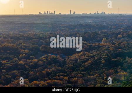 Blick auf die Skyline von Atlanta vom Gipfel des Stone Mountain Park in Atlanta, Georgia Stockfoto