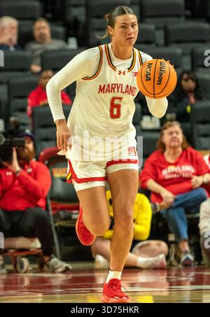 College Park, USA. November 2025. COLLEGE PARK, MD, 23. NOVEMBER: Maryland Terrapins schützen Saylor Poffenbarger (6) beim Angriff während eines Basketballspiels zwischen den Maryland Terrapins und den George Mason Patriots am 23. November 2025 im Xfinity Center in College Park, Maryland. (Foto: Tony Quinn/SipaUSA) Credit: SIPA USA/Alamy Live News Stockfoto