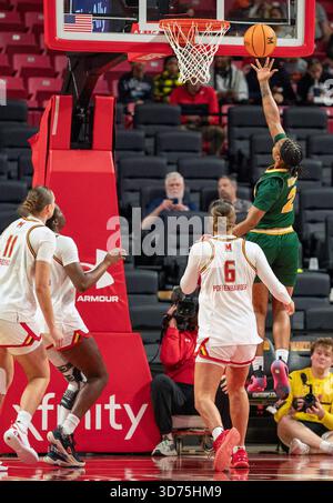 College Park, USA. November 2025. COLLEGE PARK, MD – 23. NOVEMBER: George Mason Patriots stürzt Zamirah Walton (2) auf einen Korb, während eines Basketballspiels zwischen den Maryland Terrapins und den George Mason Patriots am 23. November 2025 im Xfinity Center in College Park, Maryland. (Foto: Tony Quinn/SipaUSA) Credit: SIPA USA/Alamy Live News Stockfoto