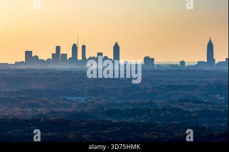 Blick auf die Skyline von Atlanta vom Gipfel des Stone Mountain Park in Atlanta, Georgia Stockfoto