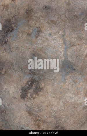 Raue Textur einer Betonwand mit verwitterter Oberfläche bei Tageslicht Stockfoto