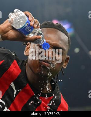 Mailand, Italien. November 2025. Rafael Leao von AC Mailand erfrischt sich vor einem Fußballspiel der Serie A zwischen Inter Mailand und AC Mailand am 23. November 2025 in Mailand. Quelle: Alberto Lingria/Xinhua/Alamy Live News Stockfoto