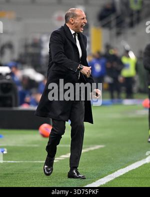 Mailand, Italien. November 2025. AC Mailand-Cheftrainer Massimiliano Allegri reagiert während eines Fußballspiels der Serie A zwischen Inter Mailand und AC Mailand am 23. November 2025 in Mailand. Quelle: Alberto Lingria/Xinhua/Alamy Live News Stockfoto