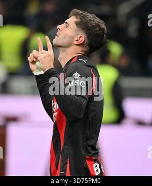 Mailand, Italien. November 2025. Christian Pulisic feiert sein Tor während eines Fußballspiels der Serie A zwischen Inter Mailand und AC Mailand am 23. November 2025 in Mailand. Quelle: Alberto Lingria/Xinhua/Alamy Live News Stockfoto
