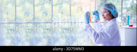 Banner Asiatische Frau Wissenschaftlerin Hand schreiben Notiz Forschung im medizinischen Labor Blick auf Wissenschaft Mikroskop. Panorama-Biologie-Chemielabor. Asiatische weibliche Technici Stockfoto