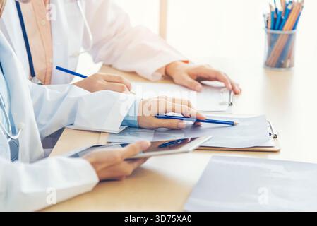 Zwei asiatische Frauen Hand Ärzte Treffen schreiben verschreibungspflichtige medizinische Klinik. Arzt besprich mit dem Laptop einen schriftlichen Hinweis. Nahhände von zwei Frauen, Doktor med Stockfoto