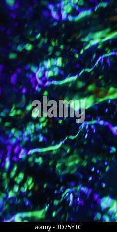 Wellige Unschärfe beim Leuchten. Neonleck. Holographische Reflexionsleuchtkraft des grün-blau-violetten Kristalls auf schwarzem Hintergrund. Farbliches abstraktes Kaleidoskop-Funkeln. Stockfoto