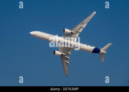 Airbus A350-1000 XWB Verkehrsflugzeuge im Flug auf der Dubai Airshow Stockfoto