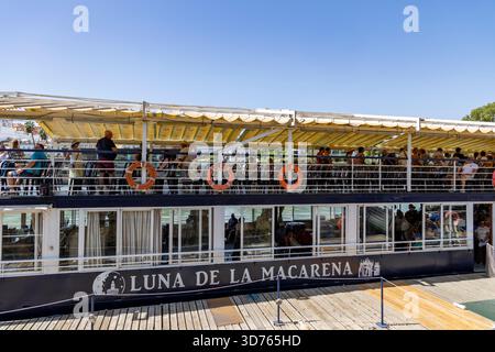 Sevilla, Andalusien, Spanien, Guadalquivir River Cruise Passagiere bereiten sich auf das Boot für die Bootstour auf dem Fluss vor Stockfoto