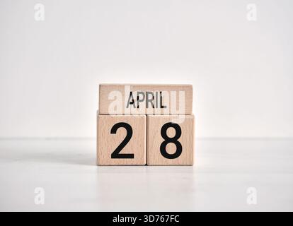 Hölzerner ewiger Kalender mit der Erinnerung am 28. April für den Welttag für Sicherheit und Gesundheit am Arbeitsplatz. Stockfoto