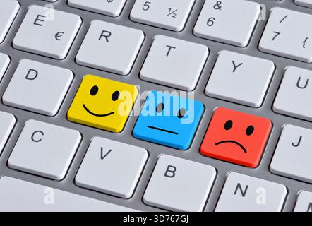 Messen der Zufriedenheit durch farbenfrohe Emoticons, die auf den Tastaturtasten angezeigt werden, um sofortiges Feedback zu den Kundenerlebnissen zu erhalten Stockfoto