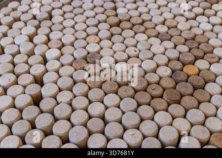 Nahaufnahme vieler Weinkorken, die in dichtem Hintergrund liegen. Stockfoto