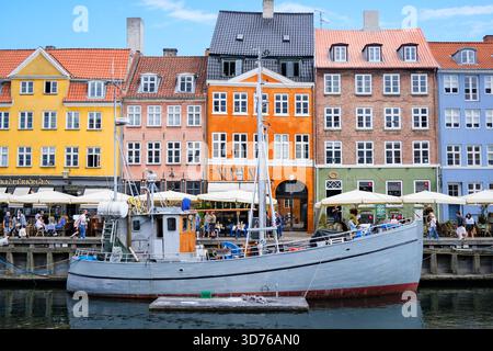 Farbenfrohe Fassade und alte Schiffe entlang des Nyhavn-Kanals in Kopenhagen, Dänemark Stockfoto
